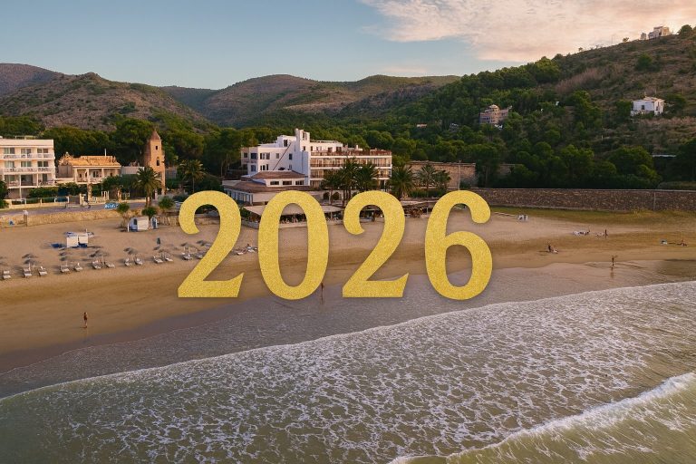 Playa del Hotel Voramar en Benicàssim con diseño festivo 2026 para la promoción de la cena y alojamiento de Fin de Año 2025 en Castellón.